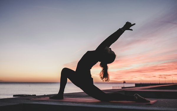 Mujer haciendo yoga salud